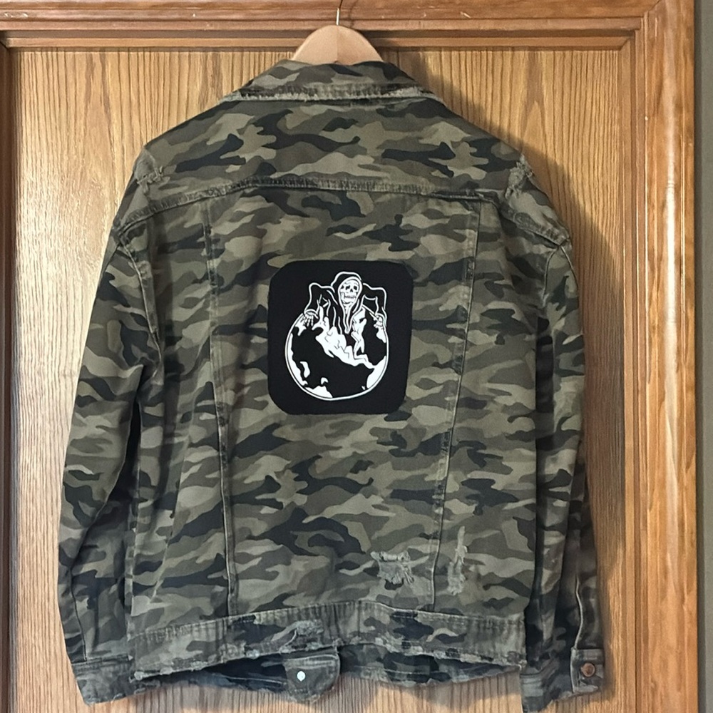 NO BOUNDARIES Distressed Camo Denim Jacket